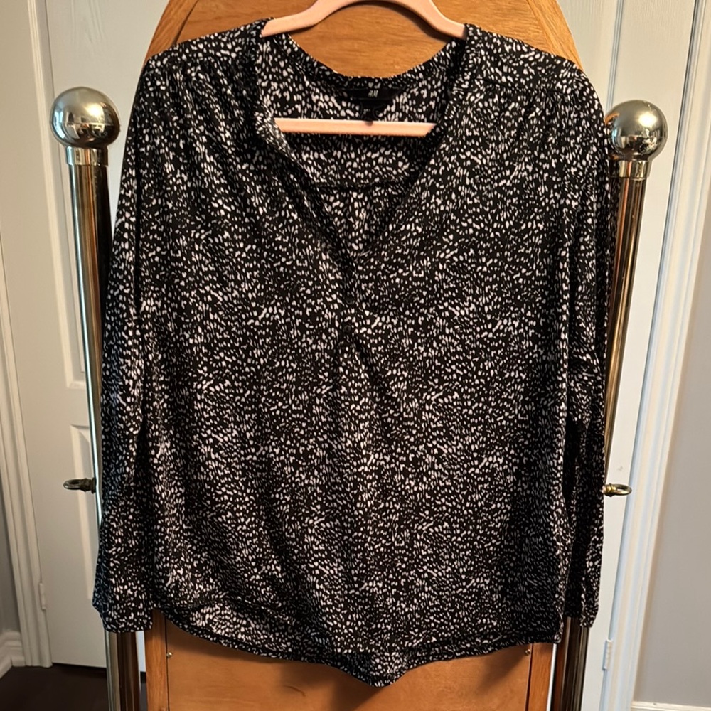 H&M Black and White Relaxed 3/4 Sleeve Blouse with Mandarin Collar